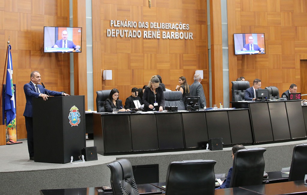 Deputados votam PL que obriga uso de uniforme nas unidades escolares estaduais