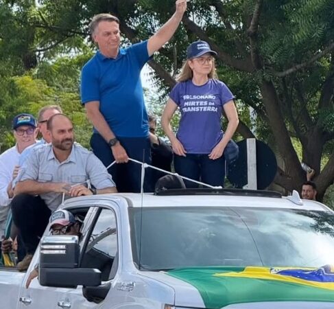 Prefeito é barrado ao tentar subir em caminhonete com Bolsonaro e empresária desfila com ex-presidente