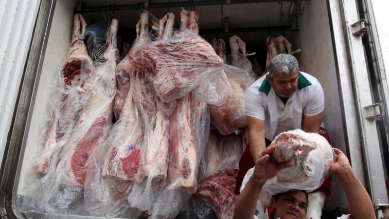 China suspende importação de carne bovina de três frigoríficos brasileiros