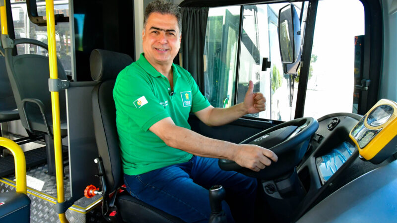 Emanuel entrega 13 novos ônibus para frota municipal sem aumento de tarifa