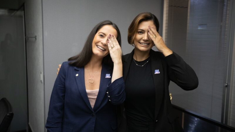 “Estamos crendo no milagre”, diz Michelle Bolsonaro após nova cirurgia da deputada Amália Barros