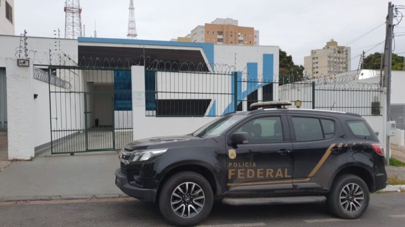 Irmão e outros familiares da primeira-dama de Cuiabá estão entre os alvos de operação da PF na Saúde; lista