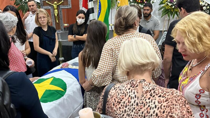 Políticos levam bandeira de Mato Grosso e se despedem de Amália Barros em SP
