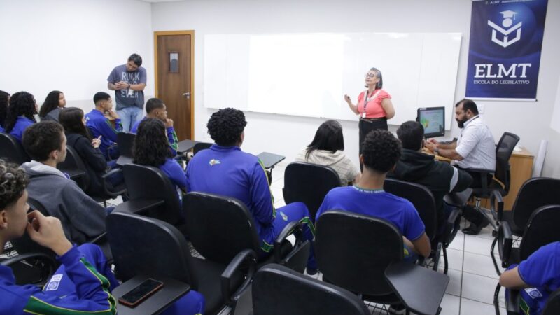 Por Dentro do Parlamento recebe alunos do ensino médio de Poxoréu