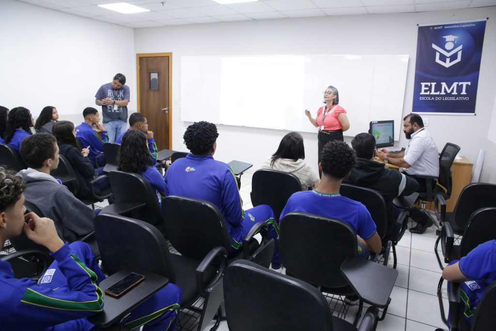 Por Dentro do Parlamento recebe alunos do ensino médio de Poxoréu