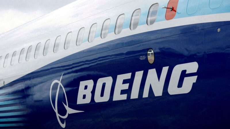 Boeing tem prejuízo de US$ 1,44 bi no trimestre, além de queda anual de 15% na receita