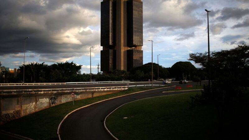 Comunicado do Copom tem tom mais duro e reflete desvalorização do câmbio, analisam economistas