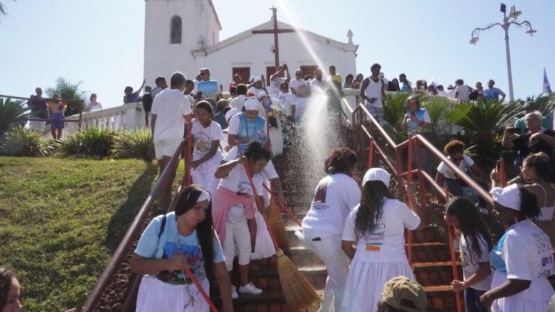 Lavagem das escadarias da Igreja do Rosário pede paz entre as religiões