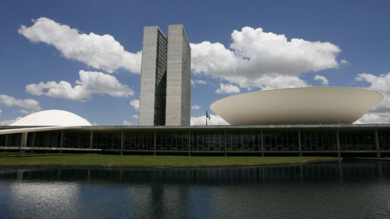 Senadores pedem menos imposto para mortadela, lentes de contato e ração na reforma tributária