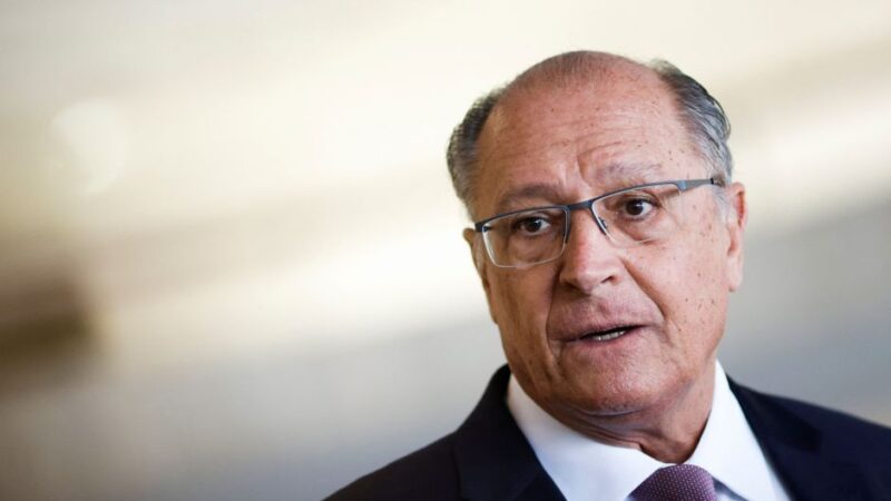 País cumprirá “rigorosamente“ arcabouço, mas taxa de juros preocupa, diz Alckmin