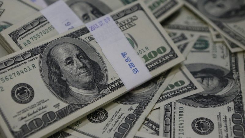 Dólar abre semana em queda com discurso de Powell no radar