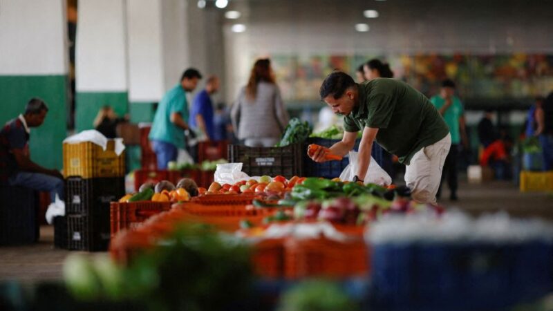 Vagas do comércio em SP saltam 573% no primeiro semestre, aponta FecomercioSP