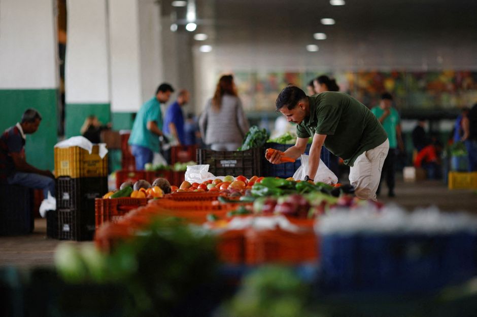 Vagas do comércio em SP saltam 573% no primeiro semestre, aponta FecomercioSP