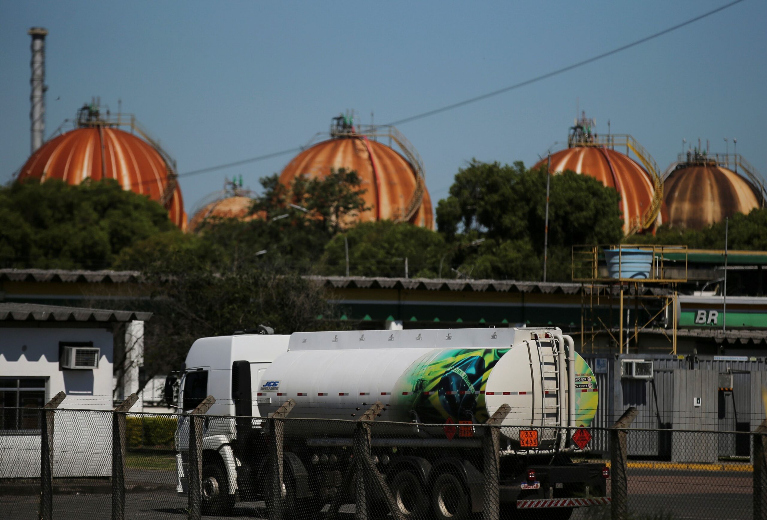 Associação defende a construção de 33 novas refinarias no país em 5 anos