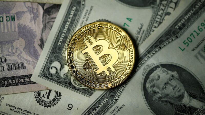 Bitcoin tenta superar patamar dos US$ 65 mil com apetite por risco