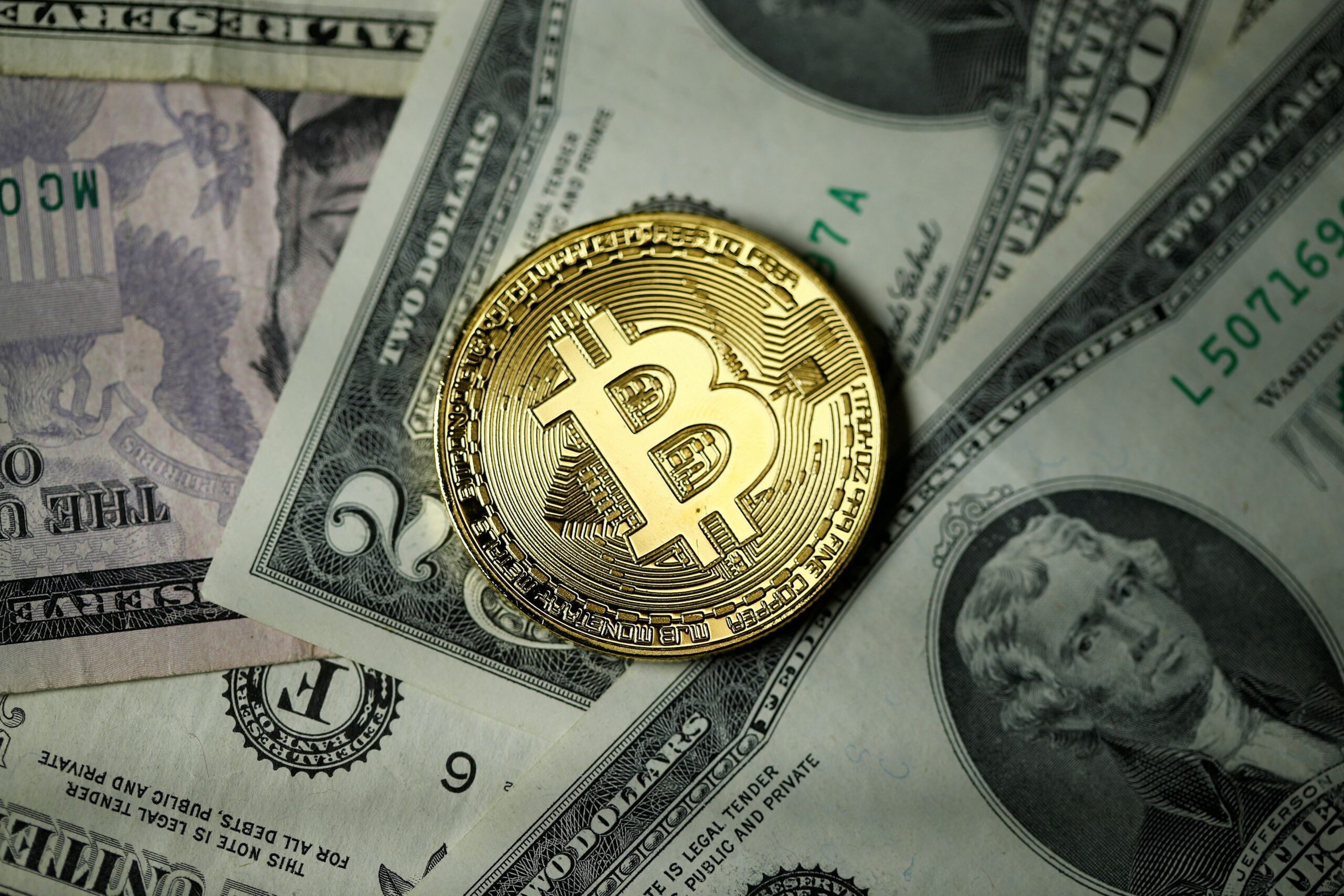 Bitcoin tenta superar patamar dos US$ 65 mil com apetite por risco