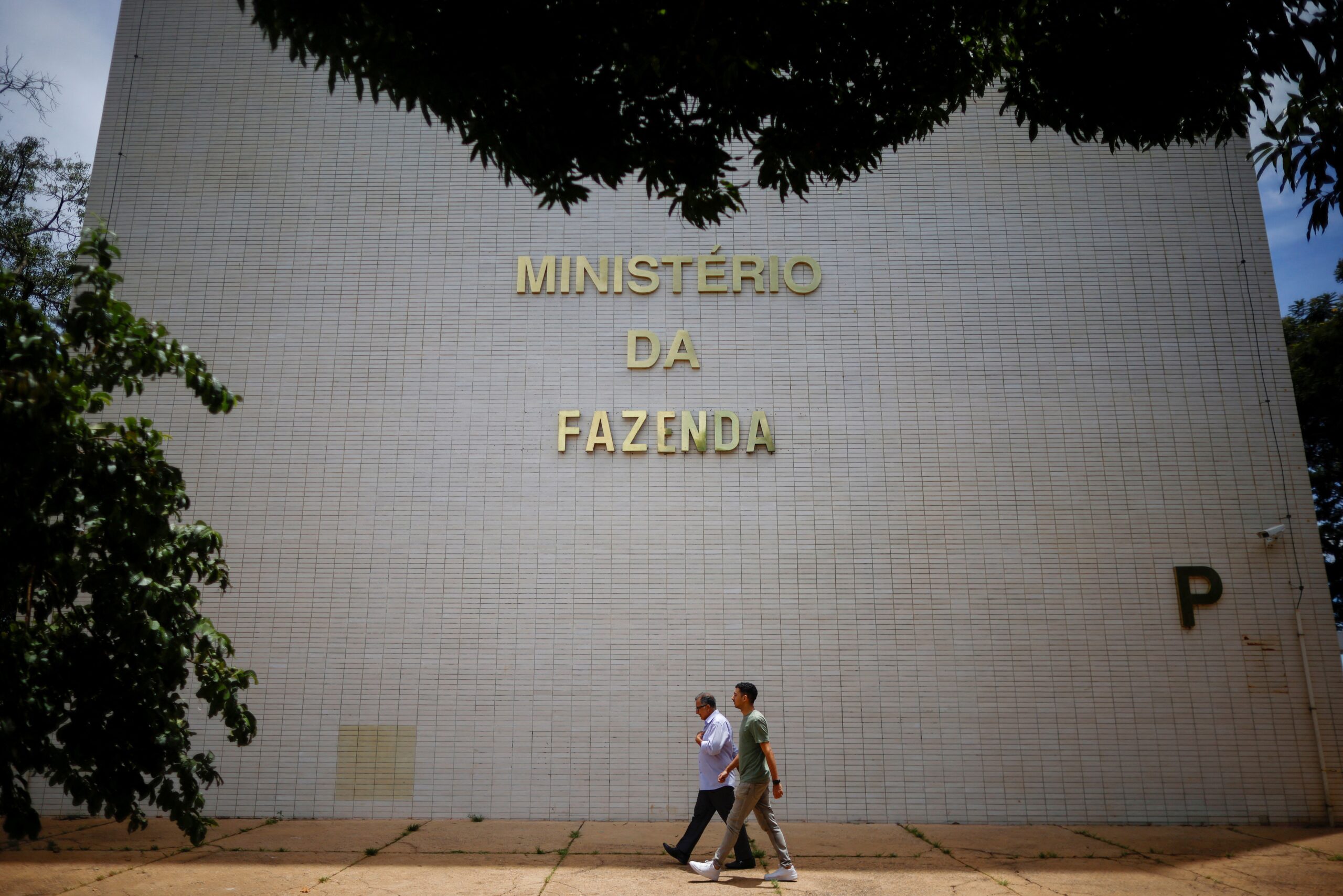 Fazenda vê inflação menos sensível a solavancos cambiais e riscos externos