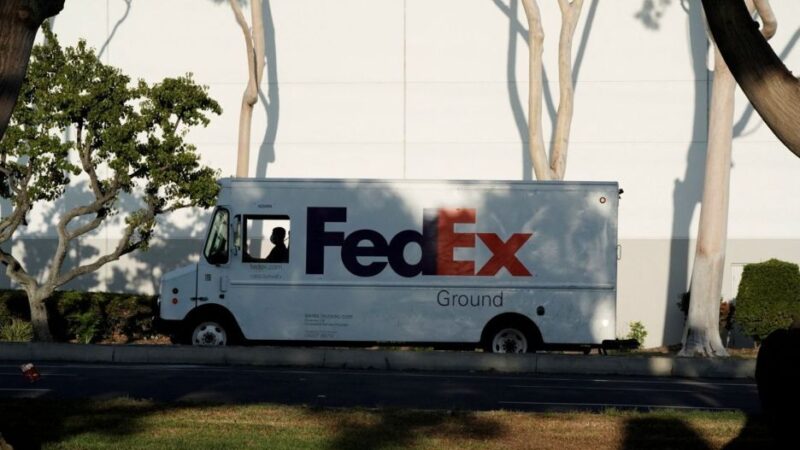 Lucro da FedEx cai por baixa demanda