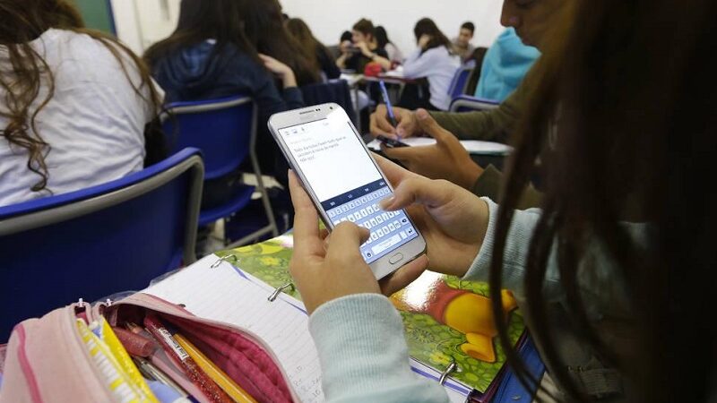 Mauro Mendes envia projeto á Assembleia Legislativa para proibir uso de celular em sala de aula pelos alunos – Jornal Advogado – Em Mato Grosso