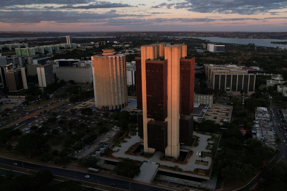 O gasto com juros não pode ser controlado pela política econômica, diz Pessôa à CNN