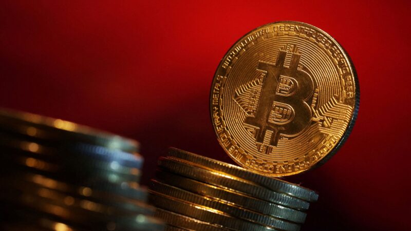 Bitcoin cai mais de 5% e fica abaixo de US$ 100 mil, com expectativas por Trump