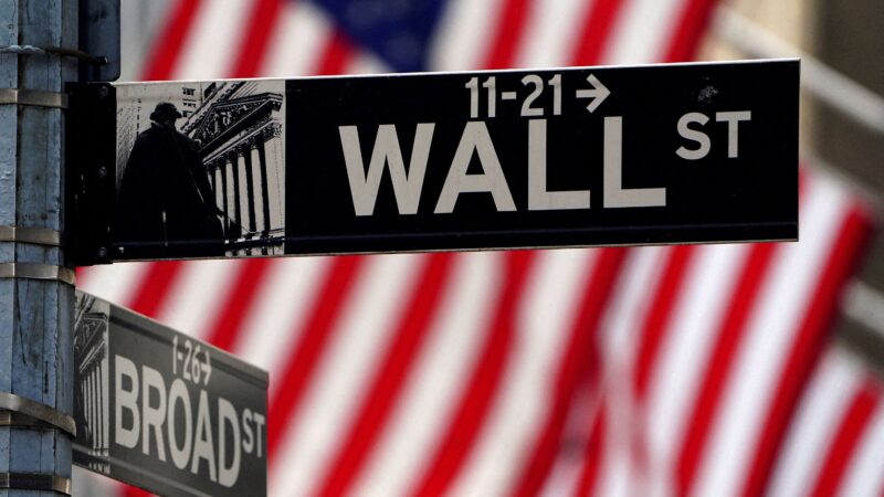 Wall Street encerra em queda após Powell baixar ânimos sobre corte de juros