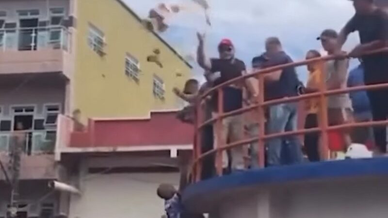 Candidato BOLSOMINION ATR0P3LA adversário e outro é PRESO após jogar DINHEIRO na rua