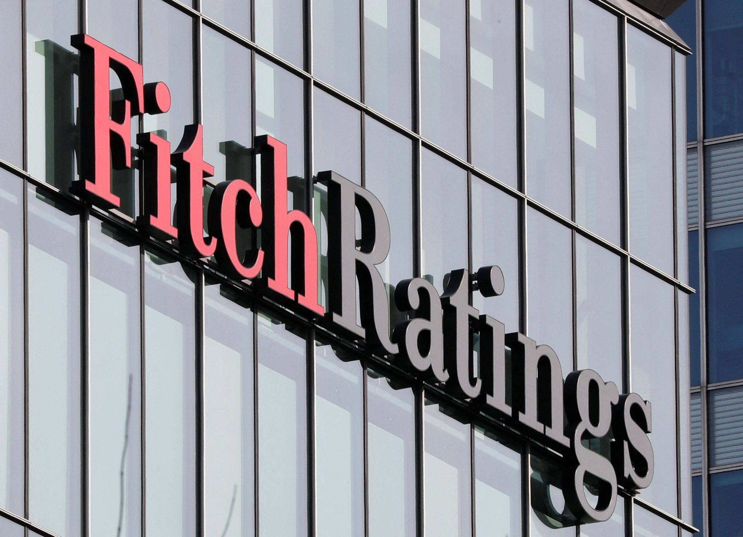 Fitch diz que dólar e juros elevados ameaçam negócios no Brasil