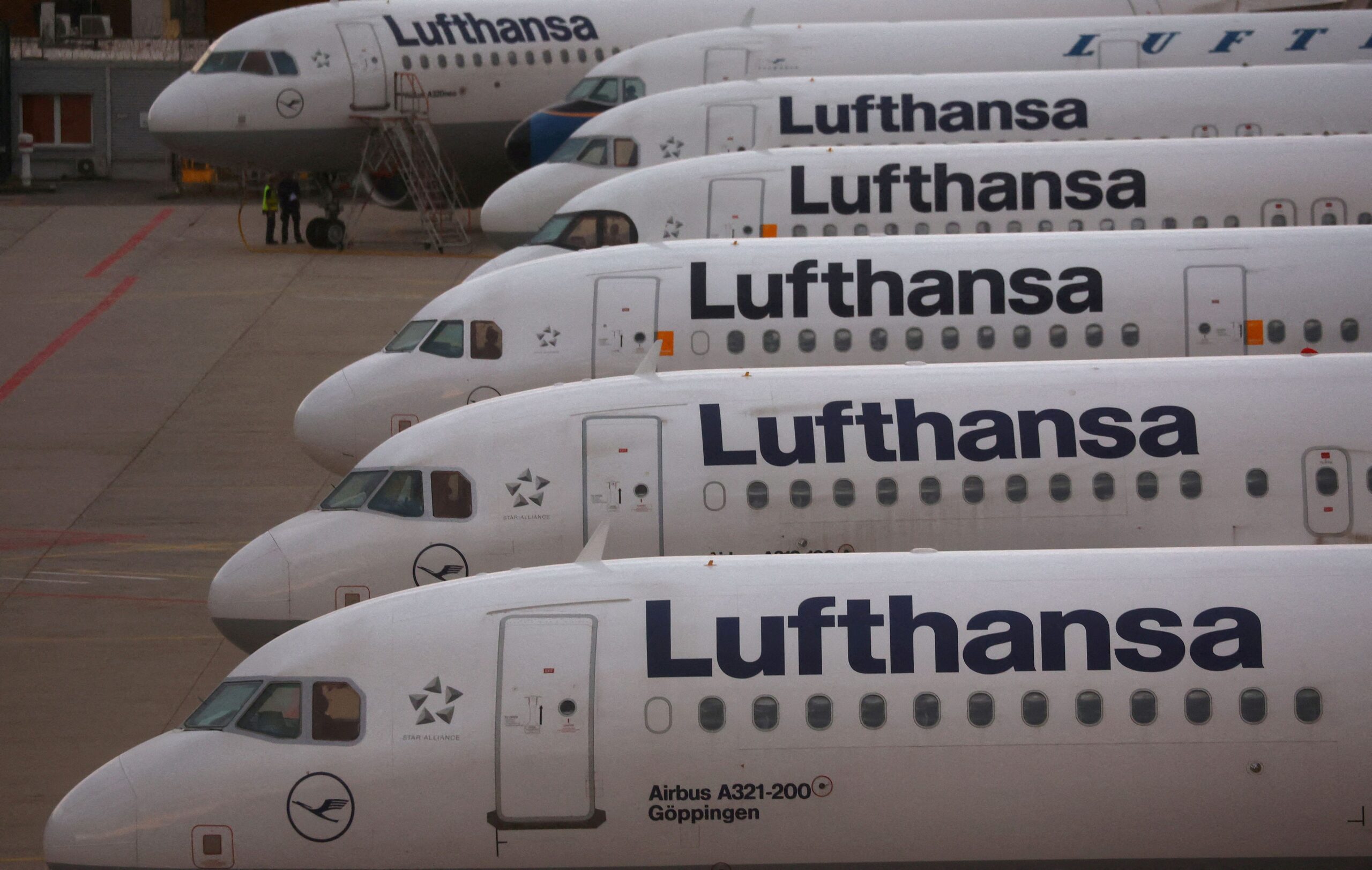 Lufthansa tem queda do lucro no 3º tri, mas receita avança