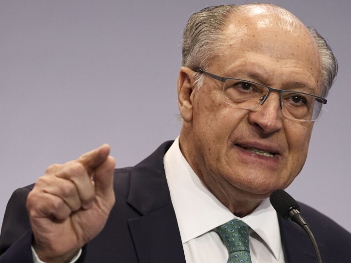 Brasil aguarda decisão dos EUA antes de reagir à taxação, diz Alckmin