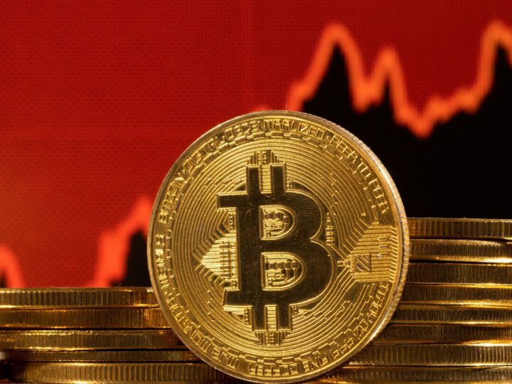 Bitcoin volta a ficar abaixo de US$ 100 mil com cautela por tarifas