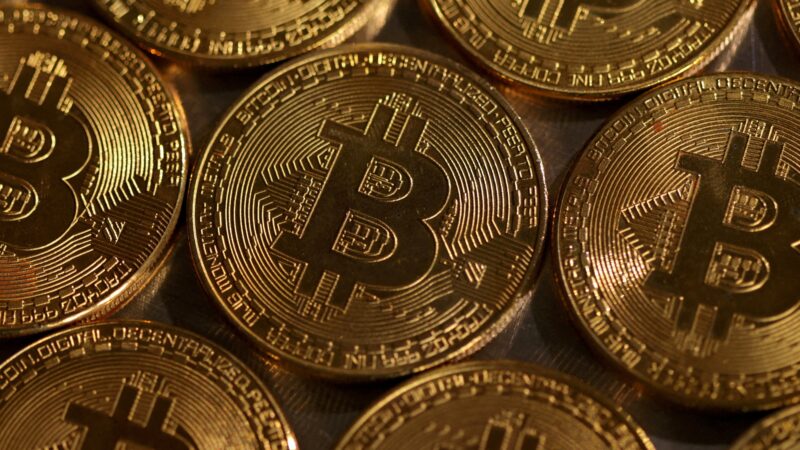 Bitcoin fecha em queda à espera de novos sinais do governo dos EUA