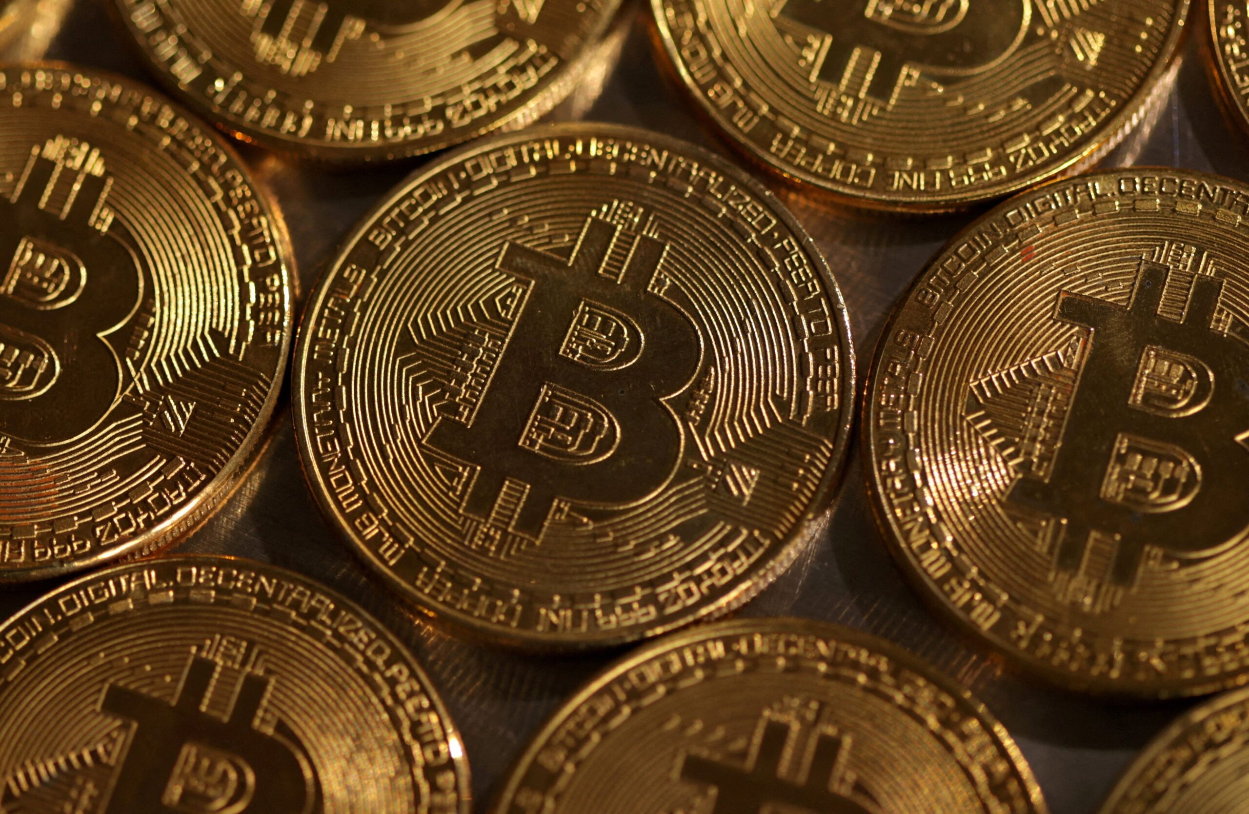 Bitcoin sobe com apetite por risco e expectativa por demanda