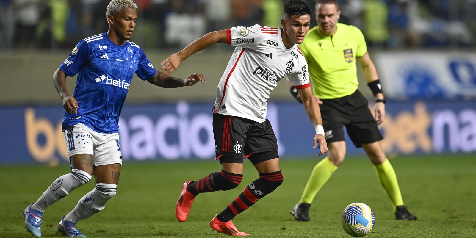 David Luiz marca de falta e Fla vence Cruzeiro em Belo Horizonte