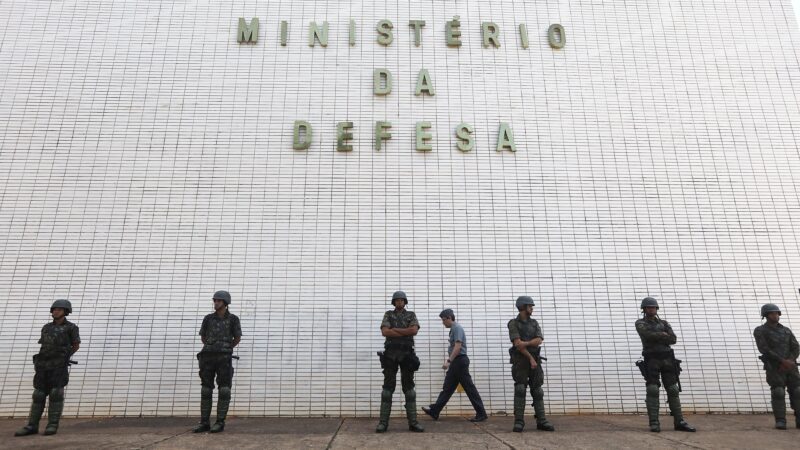 Defesa entra na mira do corte de gastos e surpreende militares