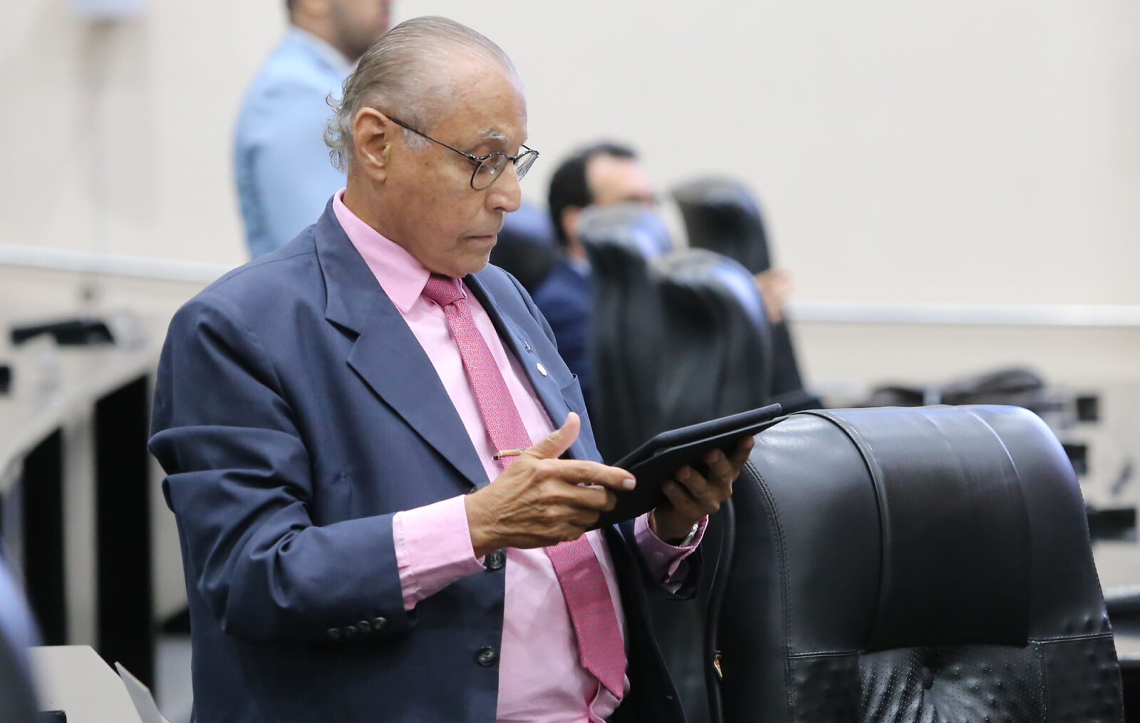 Deputado defende proibição de celular em sala de aula e admite que acessa rede social no plenário: “vício”