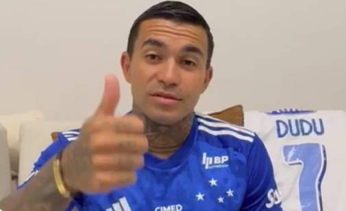 Desta vez o ex-atacante do Palmeiras não pode voltar atrás, afinal Dudu assinou por três anos com o Cruzeiro.