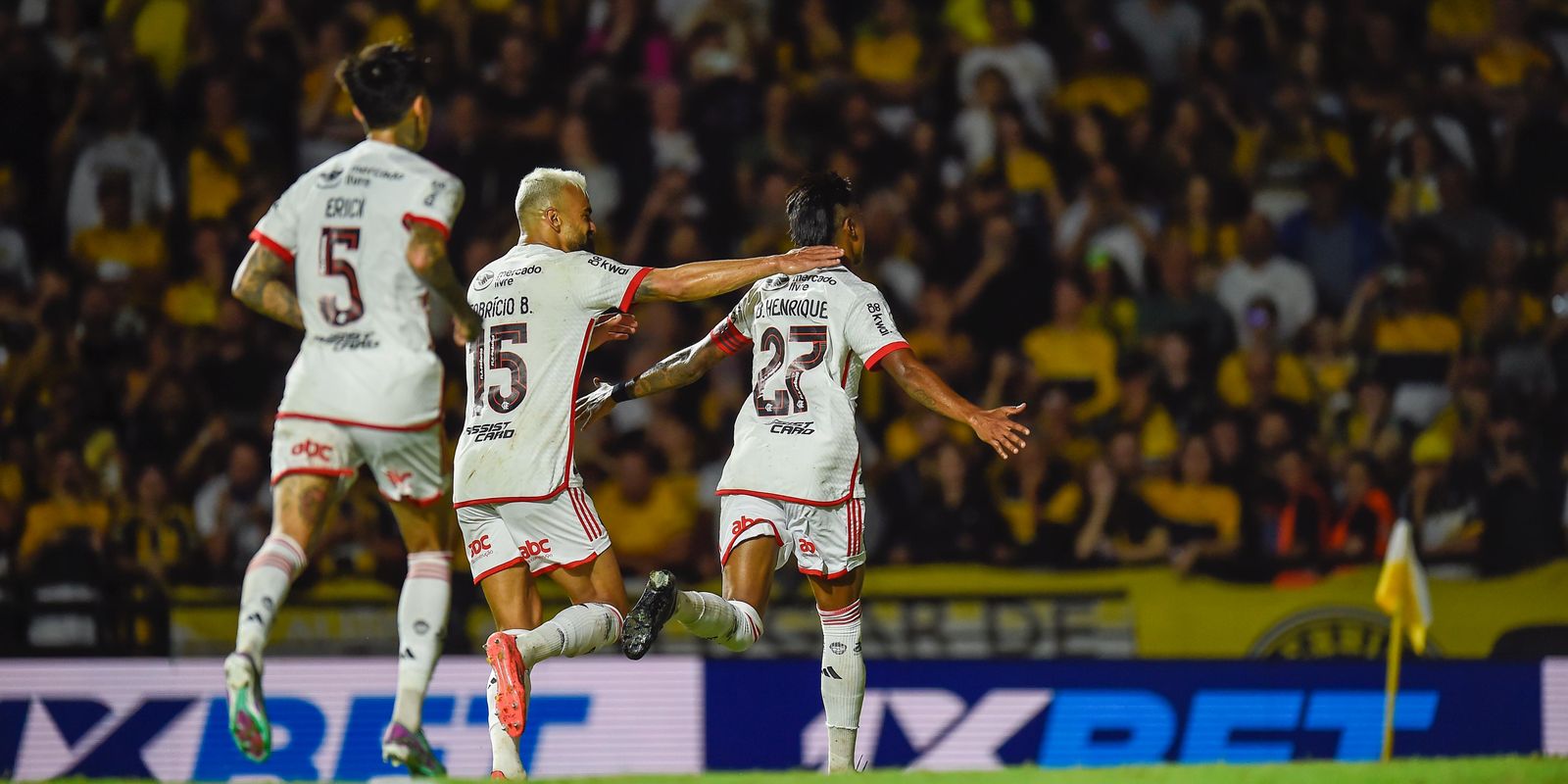 Flamengo bate Criciúma e ajuda Fluminense na luta contra rebaixamento