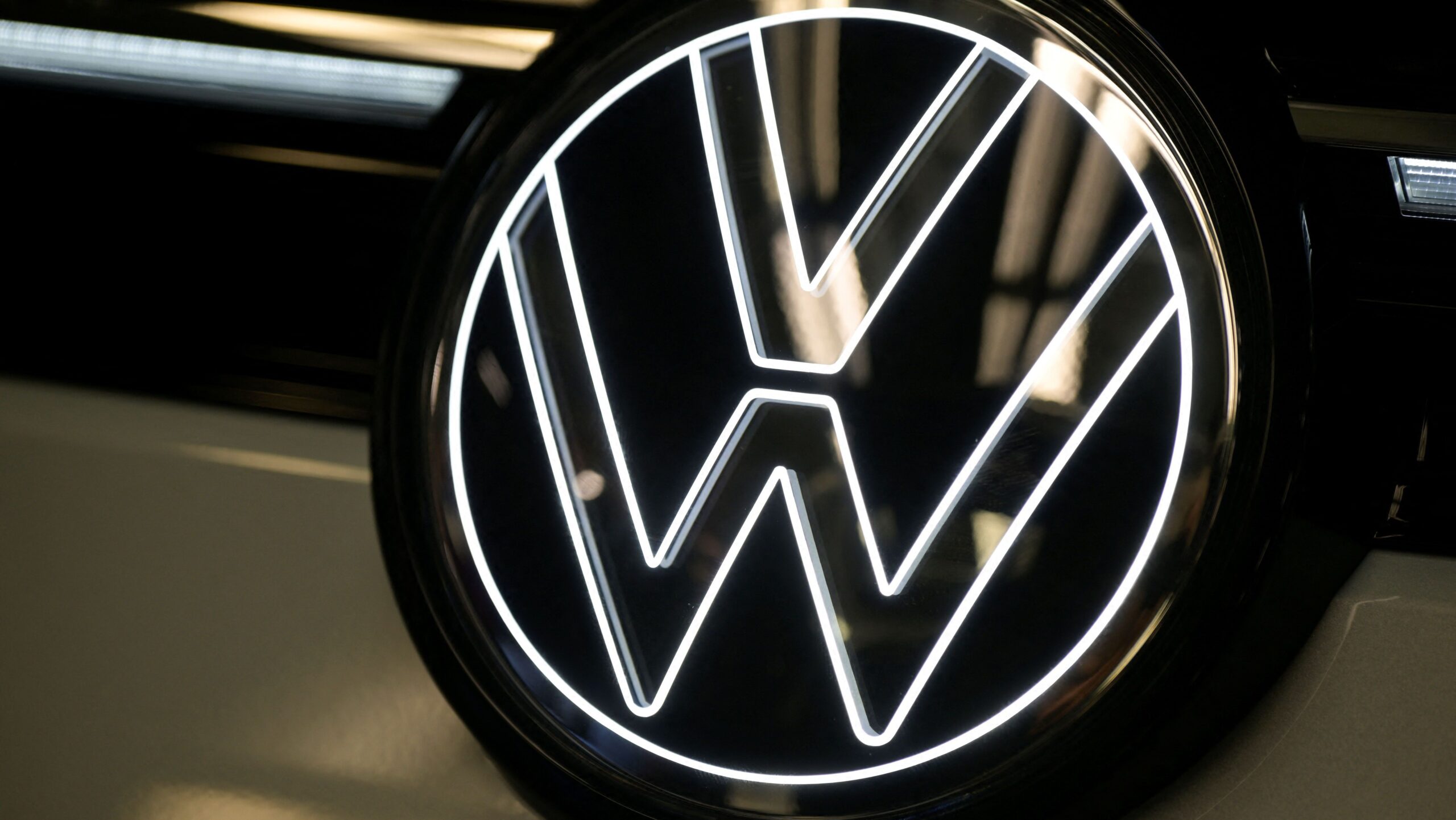 Funcionários da Volkswagen anunciam greve na Alemanha após demissões e cortes salariais