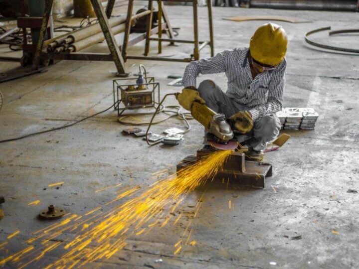 Produção industrial no Brasil cai 0,3% em dezembro, diz IBGE