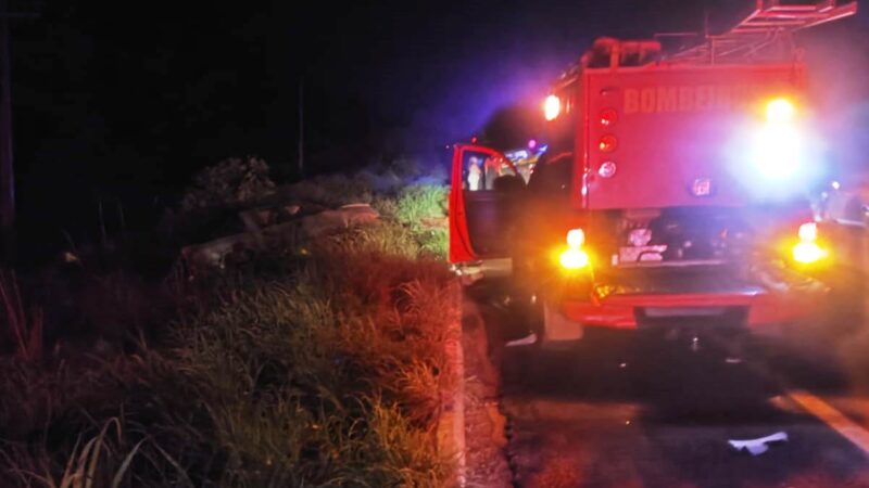 Bombeiros militares retiram vítima presa às ferragens após acidente na MT-060