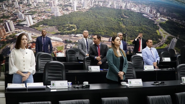 Câmara derruba vetos do Executivo e aprova projetos em regime de urgência