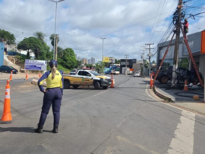 Carreta bate em poste, causa rompimento de fios e danos em semáforo na Miguel Sutil – Jornal Advogado – Em Mato Grosso