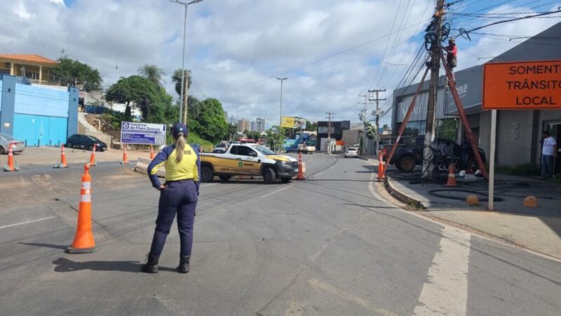 Carreta bate em poste, causa rompimento de fios e danos em semáforo na Miguel Sutil – Jornal Advogado – Em Mato Grosso