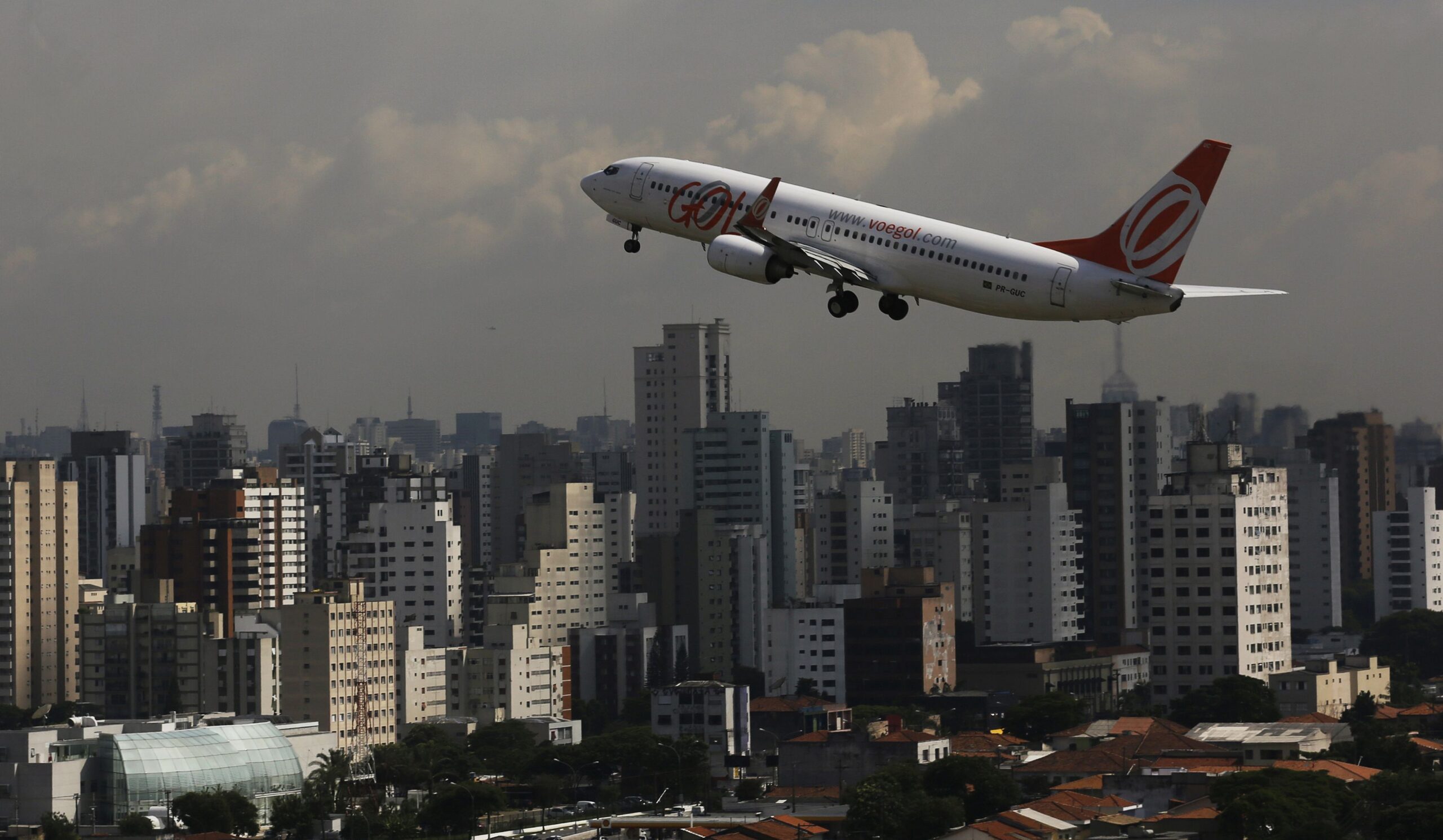 Ações da Azul e da Gol disparam na bolsa após anúncio de fusão