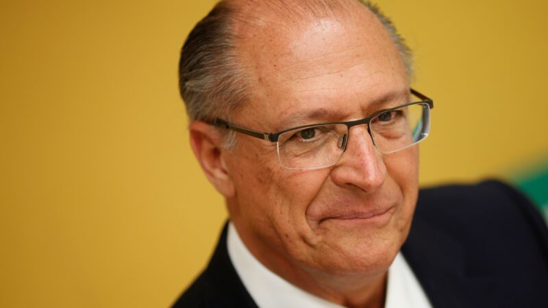 Alckmin: taxa de juros é “copo meio vazio” da economia em 2025 e inflação deve voltar à meta