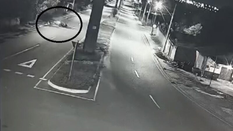 Câmera flagra acidente que matou motociclista de 39 anos em avenida durante a madrugada