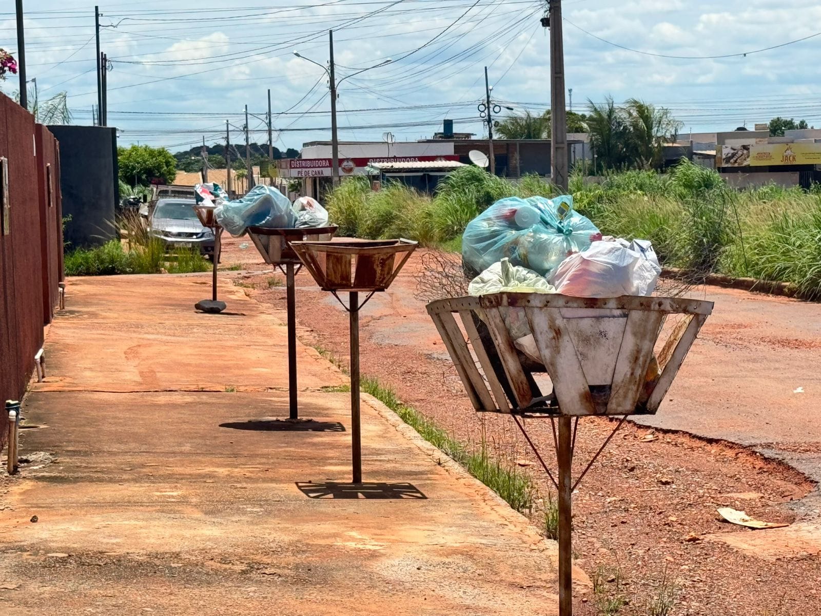 Coleta irregular gera acúmulo de lixo nas ruas e problemas em bairros de Cuiabá; fotos e vídeos