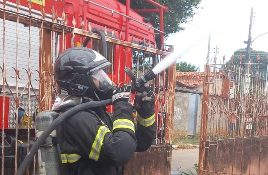 Criança ascender isqueiro em cima da cama e incendeia casa enquanto brincava – Jornal Advogado – Em Mato Grosso