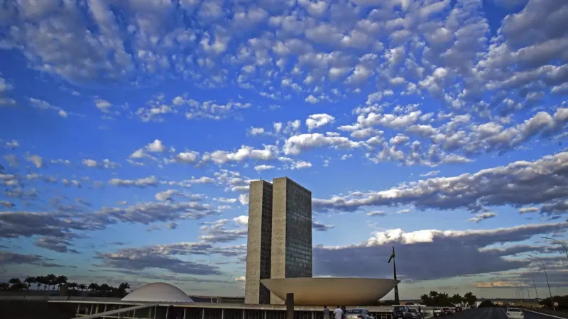 Deputados e senadores elegem presidentes e mesas diretoras neste sábado